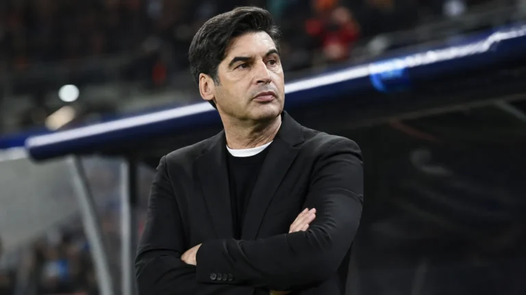 Paulo Fonseca in donkere jas aan de zijlijn van een stadion.