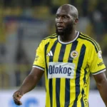 Romelu Lukaku in het geel-blauwe shirt van Fenerbahçe op een verlicht voetbalveld.