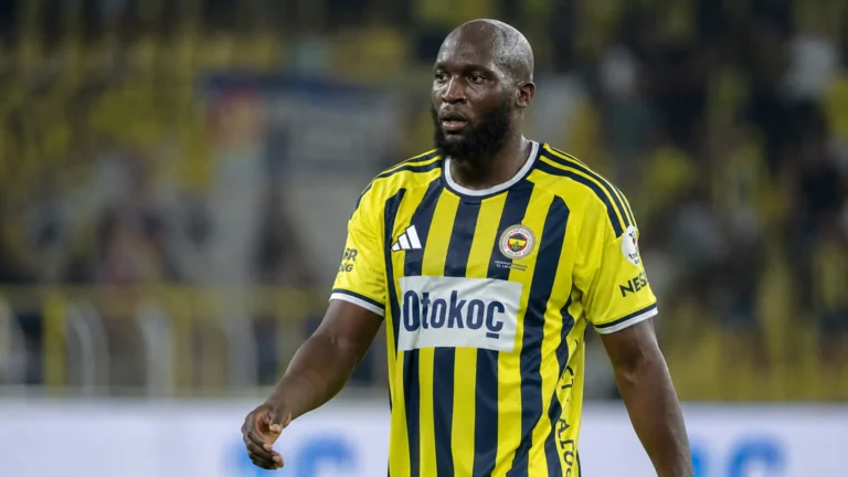 Romelu Lukaku in het geel-blauwe shirt van Fenerbahçe op een verlicht voetbalveld.
