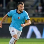Charles Vanhoutte in een lichtblauw Feyenoord-shirt tijdens een spelmoment op het veld.