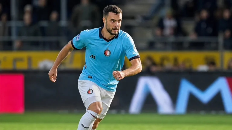 Charles Vanhoutte in een lichtblauw Feyenoord-shirt tijdens een spelmoment op het veld.