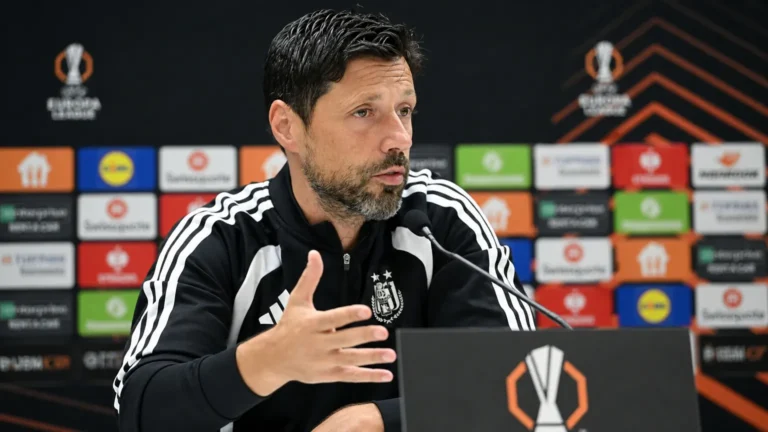 Vítor Bruno tijdens een persconferentie in Anderlecht-trainingskleding.