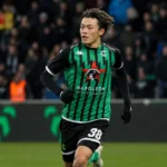 Ayase Ueda in het groen-zwarte tenue van Cercle Brugge tijdens een wedstrijd.