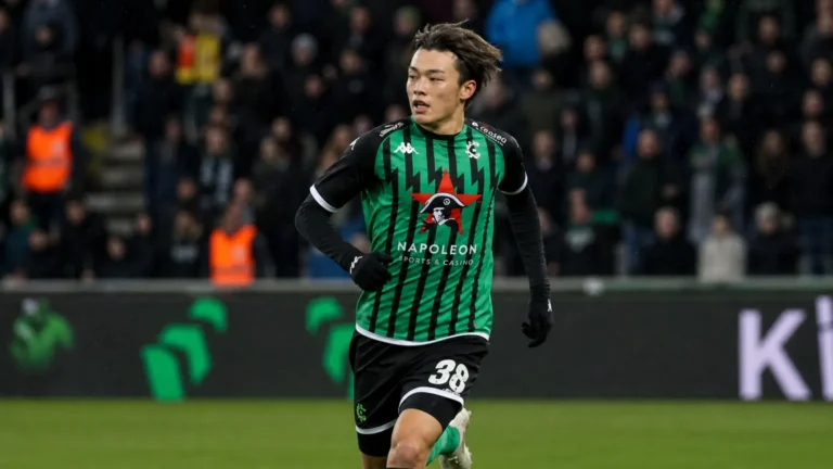 Ayase Ueda in het groen-zwarte tenue van Cercle Brugge tijdens een wedstrijd.