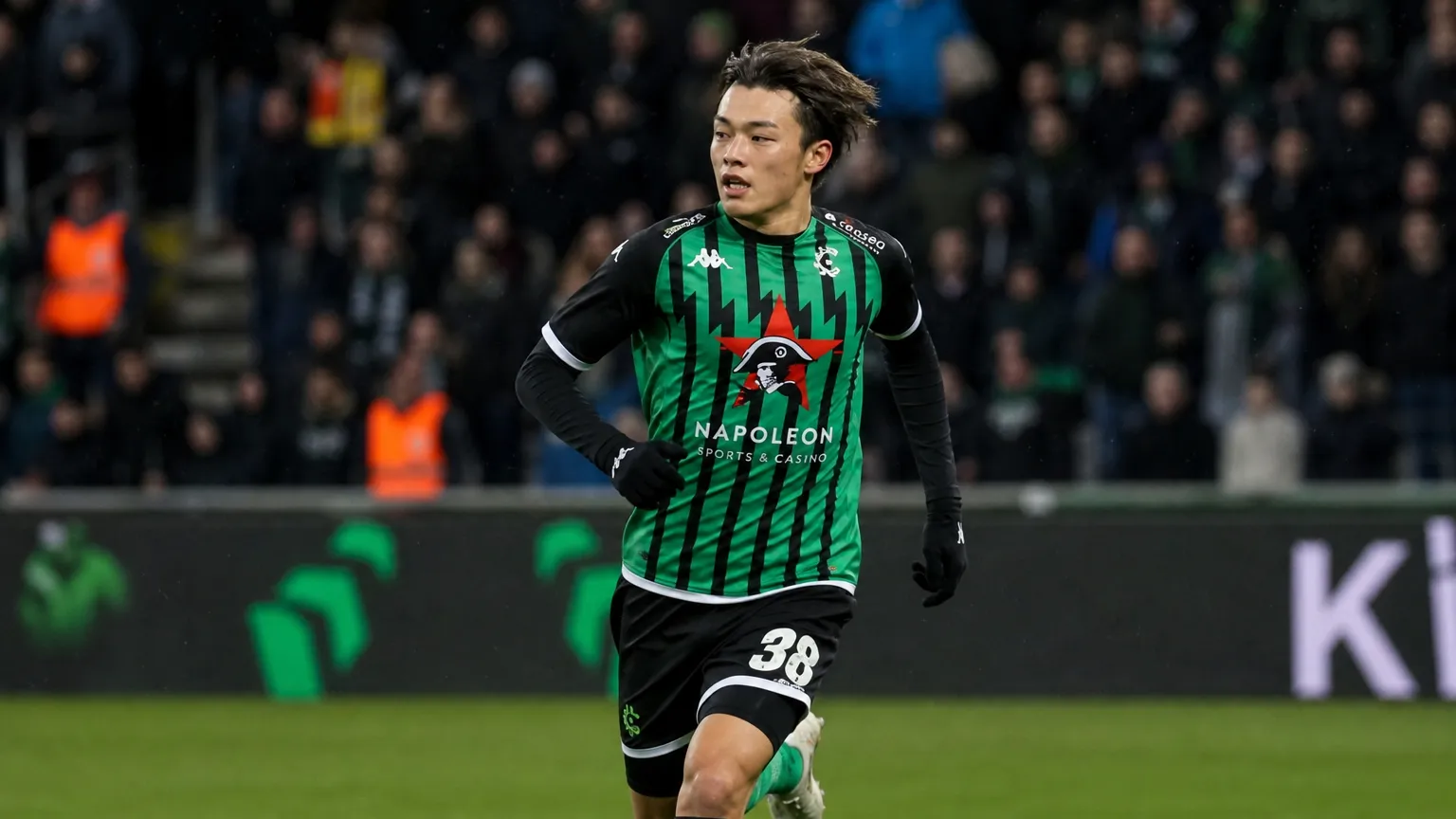 Ayase Ueda in het groen-zwarte tenue van Cercle Brugge tijdens een wedstrijd.