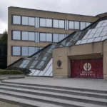 De ingang van het gebouw van de Belgische voetbalbond met Red Devils-signalisatie.