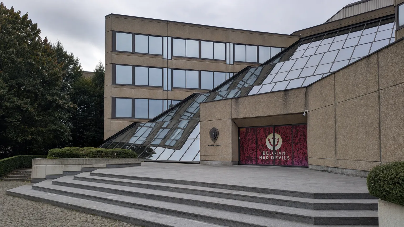 De ingang van het gebouw van de Belgische voetbalbond met Red Devils-signalisatie.
