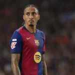 Raphinha in het shirt van Barcelona aan de zijlijn van een stadion.