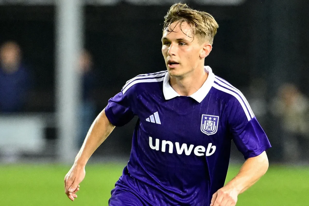 Danylo Sikan in het paarse shirt van RSC Anderlecht op een verlicht voetbalveld.