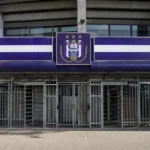 Lege ingang van het stadion van RSC Anderlecht met een paars-wit clubembleem.