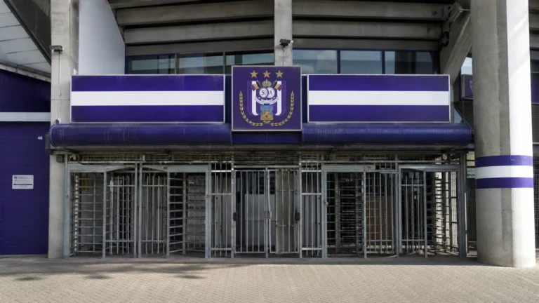 Lege ingang van het stadion van RSC Anderlecht met een paars-wit clubembleem.