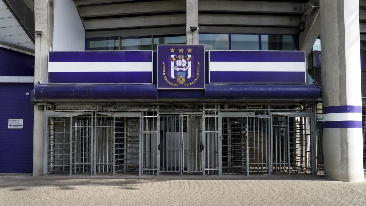 Lege ingang van het stadion van RSC Anderlecht met een paars-wit clubembleem.