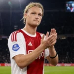 Kasper Dolberg applaudisseert na een wedstrijd van Ajax.