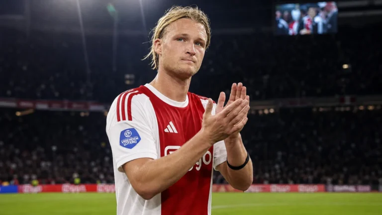 Kasper Dolberg applaudisseert na een wedstrijd van Ajax.