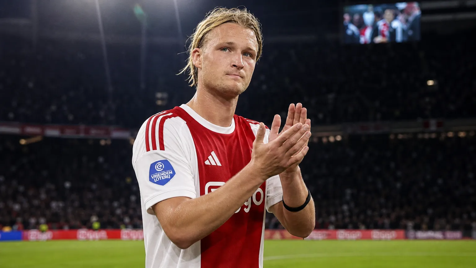 Kasper Dolberg applaudisseert na een wedstrijd van Ajax.