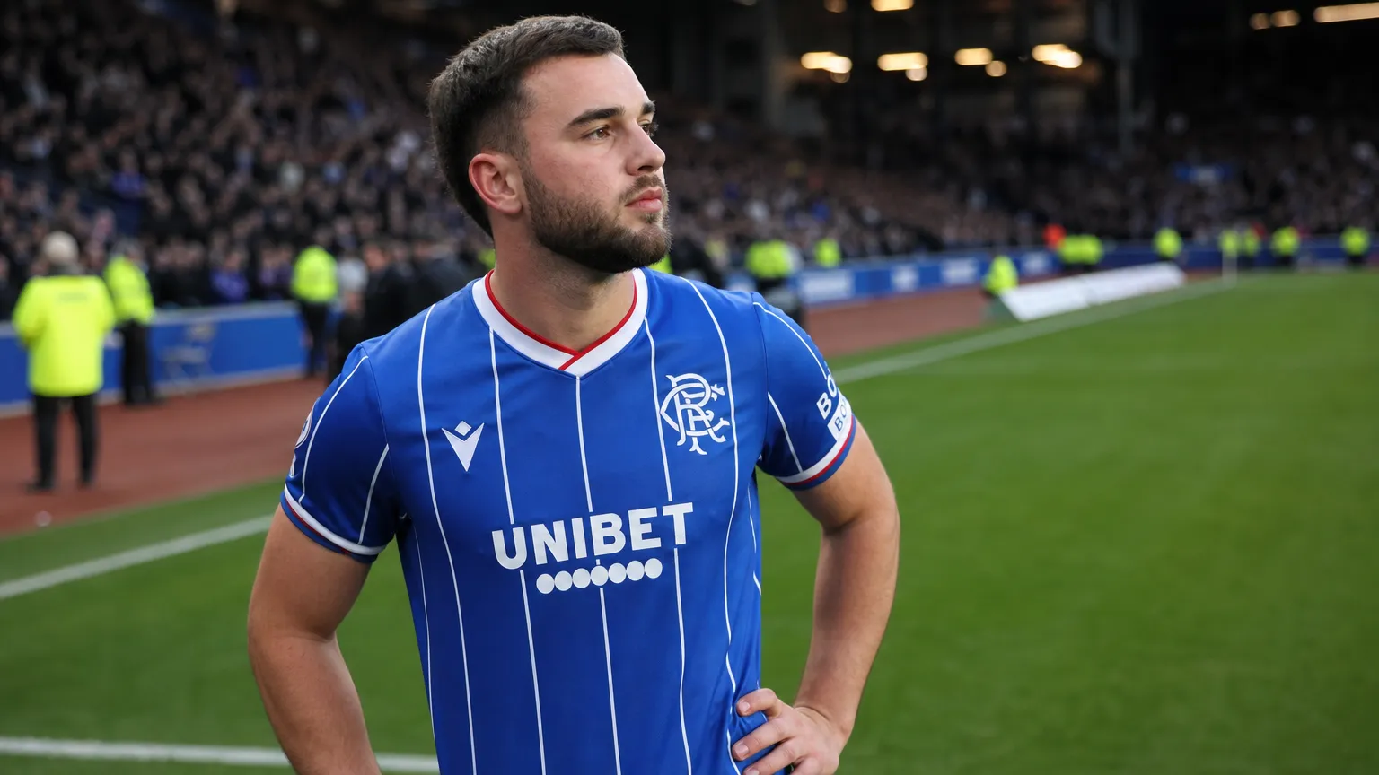 Nicolas Raskin tijdens een opwarming aan de rand van het veld in Glasgow.