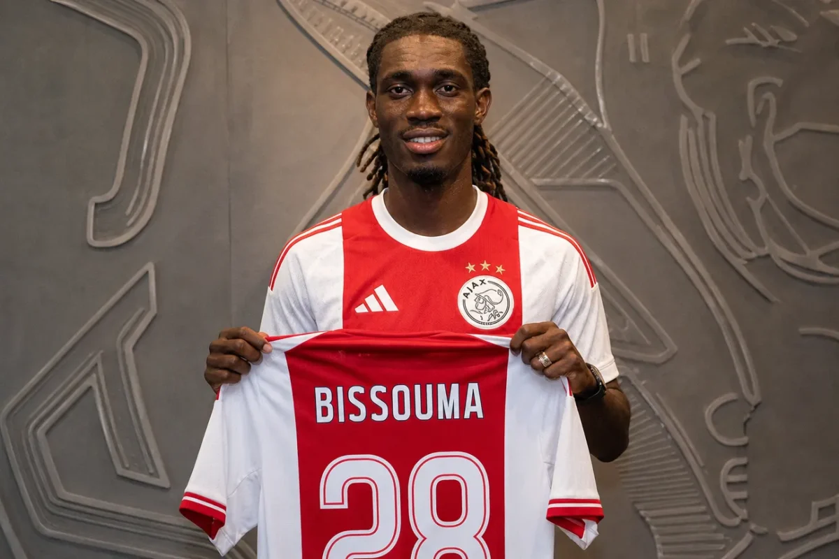 Yves Bissouma toont tijdens zijn Ajax-presentatie een shirt met rugnummer 28.