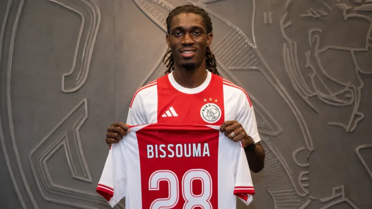 Yves Bissouma toont tijdens zijn Ajax-presentatie een shirt met rugnummer 28.