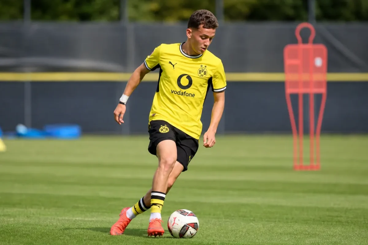 Konstantinos Karetsas in geel Borussia Dortmund-tenue tijdens een baloefening op training.