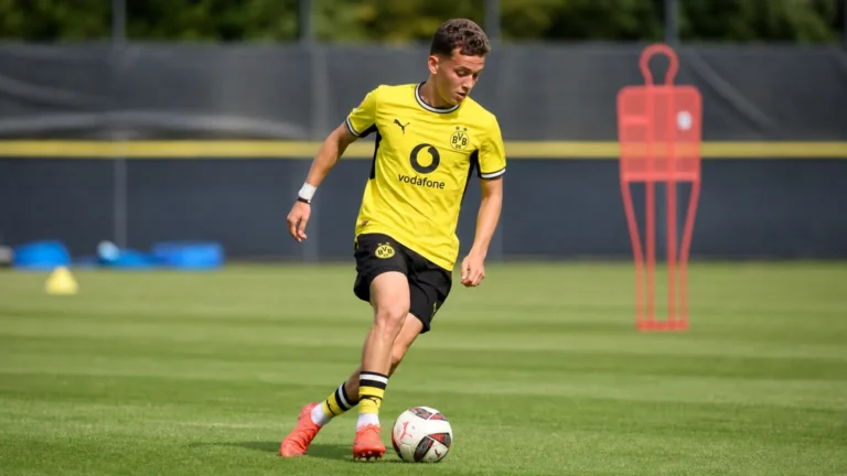 Konstantinos Karetsas in geel Borussia Dortmund-tenue tijdens een baloefening op training.