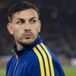 Leandro Paredes staat na een wedstrijd geconcentreerd langs de zijlijn.