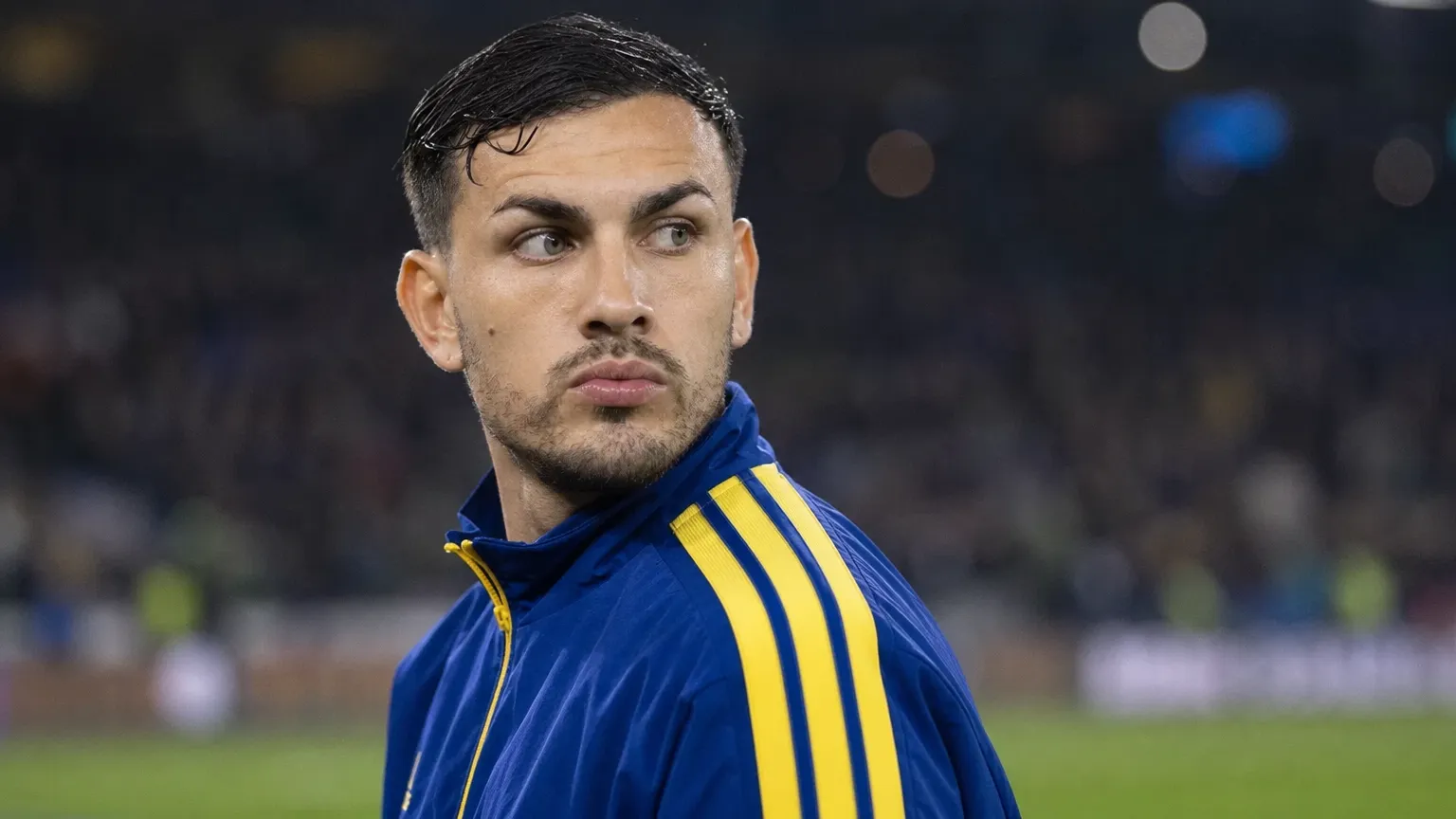 Leandro Paredes staat na een wedstrijd geconcentreerd langs de zijlijn.