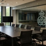 Lege operationele ruimte van Union SG met een clubembleem op een glazen wand.