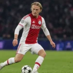 Kasper Dolberg van Ajax in actie tijdens een wedstrijd op het veld.