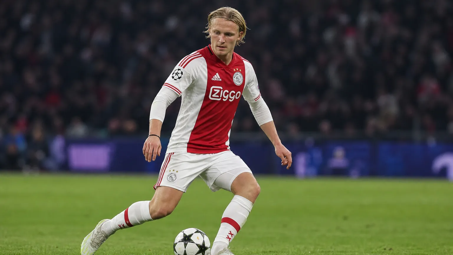 Kasper Dolberg van Ajax in actie tijdens een wedstrijd op het veld.