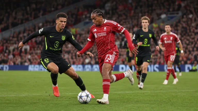 Rio Ngumoha van Liverpool in actie tijdens een wedstrijd.