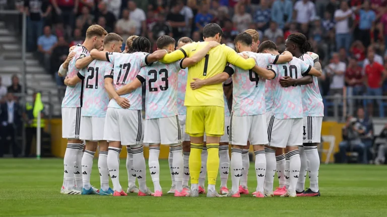 Belgische internationals verzamelen zich voor een wedstrijd op het veld.