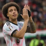 Axel Witsel applaudisseert in het shirt van België langs de rand van het stadion.