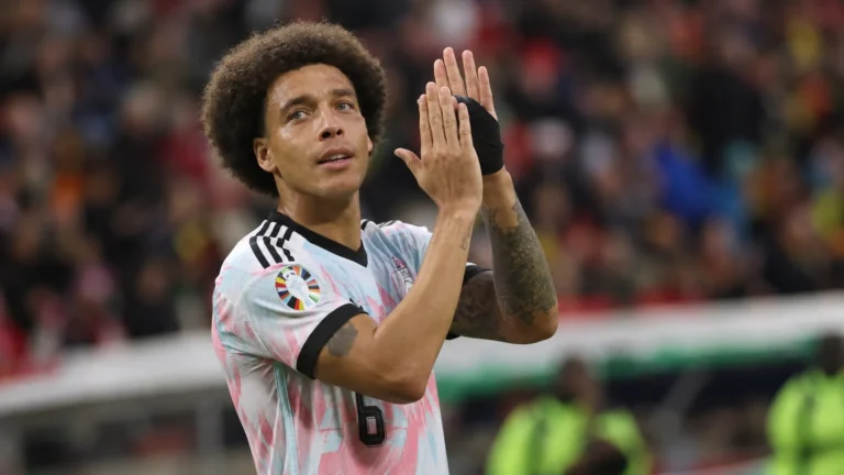 Axel Witsel applaudisseert in het shirt van België langs de rand van het stadion.