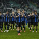 Een groep spelers van Club Brugge applaudisseert op het veld na de wedstrijd.