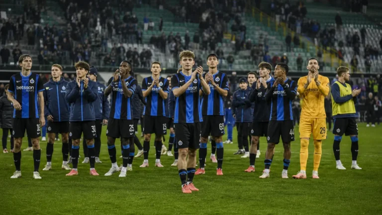 Een groep spelers van Club Brugge applaudisseert op het veld na de wedstrijd.