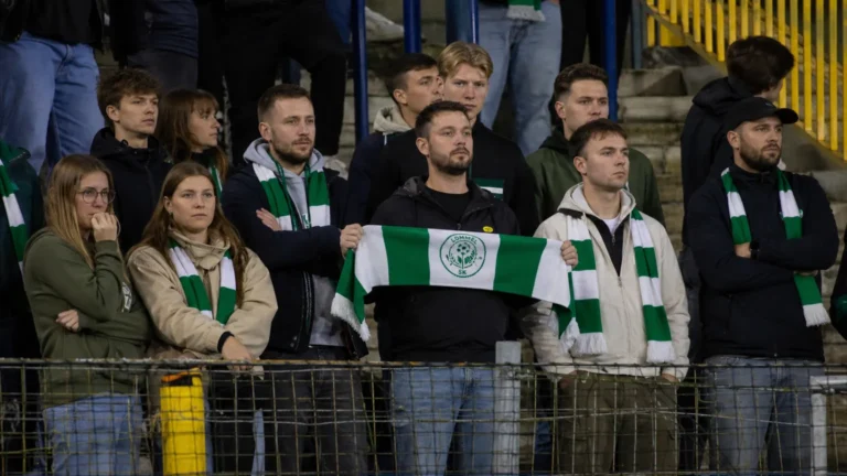 Een groep ingetogen Lommel SK-supporters in het uitvak na de wedstrijd.