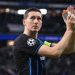Hans Vanaken applaudisseert in het stadion in het tenue van Club Brugge.