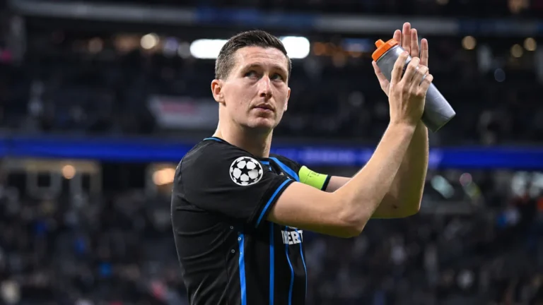 Hans Vanaken applaudisseert in het stadion in het tenue van Club Brugge.