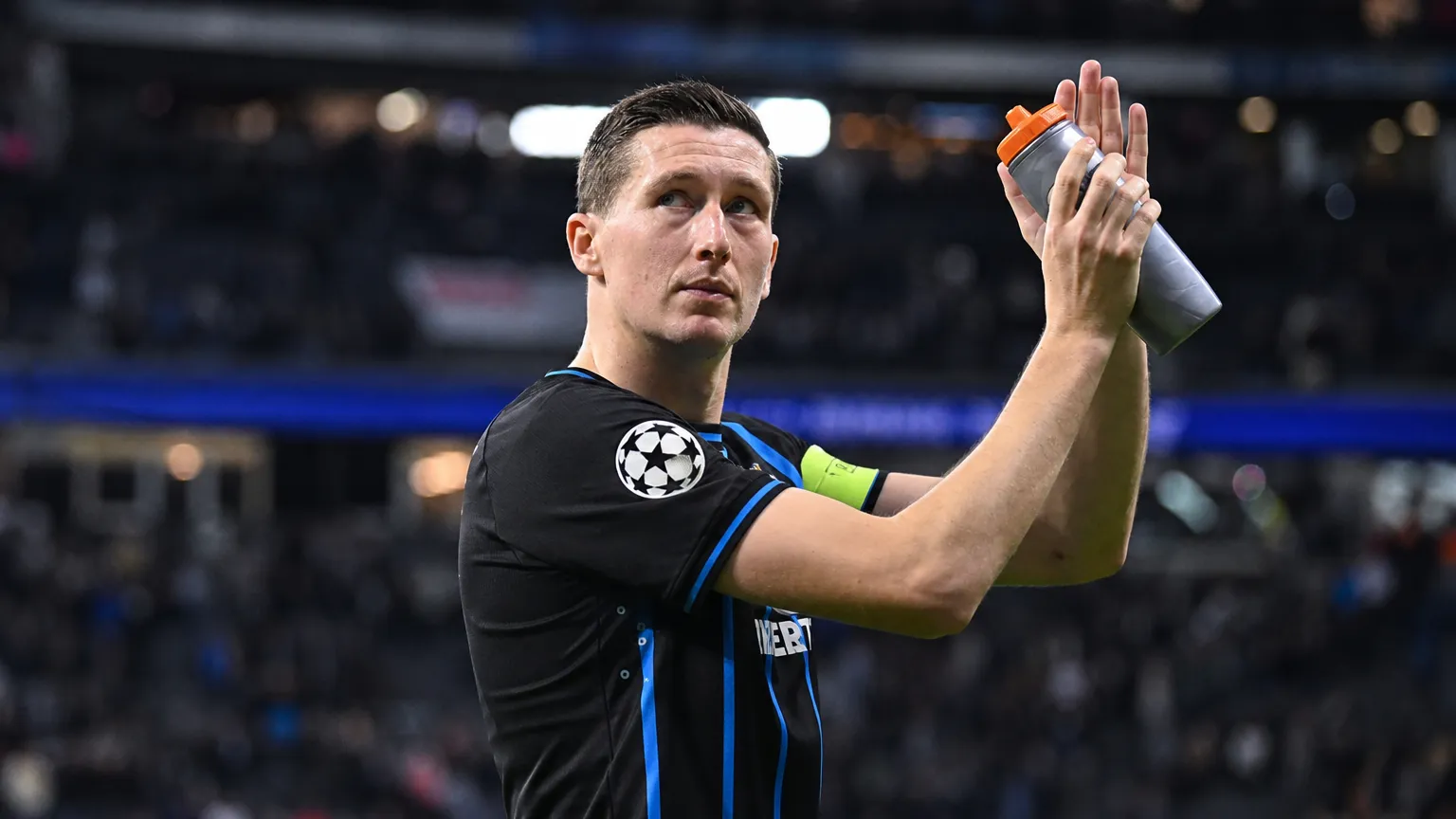 Hans Vanaken applaudisseert in het stadion in het tenue van Club Brugge.