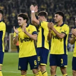 Een groep spelers van Union SG applaudisseert samen op het veld.