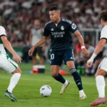 Kylian Mbappé in duel met spelers van Elche tijdens een wedstrijdmoment.