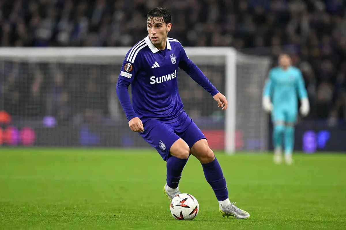 Een Anderlecht-speler in een paars wedstrijdshirt tijdens een Europa League-duel.