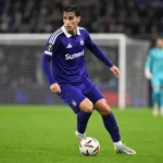 Een Anderlecht-speler in een paars wedstrijdshirt tijdens een Europa League-duel.