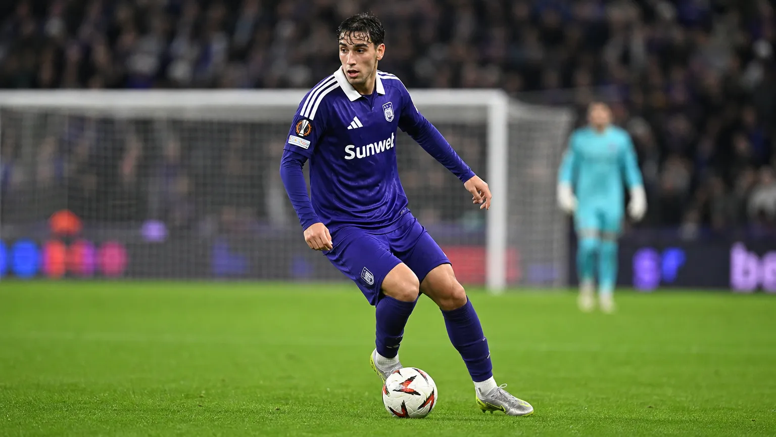 Een Anderlecht-speler in een paars wedstrijdshirt tijdens een Europa League-duel.