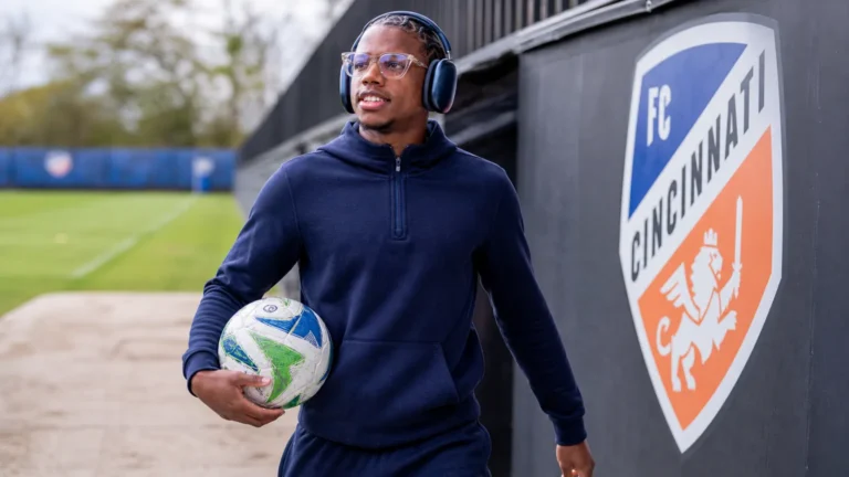 Tyrell Malacia tijdens een training op het trainingscomplex van FC Cincinnati.
