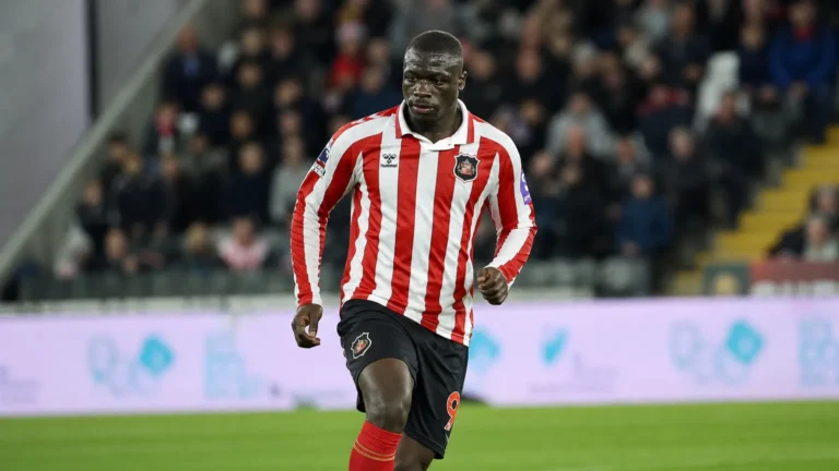 Een Sunderland-speler in rood-wit gestreept tenue tijdens een Europees duel.