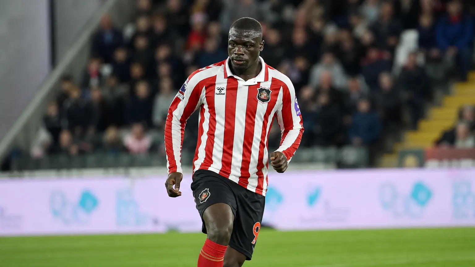 Een Sunderland-speler in rood-wit gestreept tenue tijdens een Europees duel.