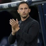 Domenico Tedesco applaudisseert naast de dug-out van Bologna.