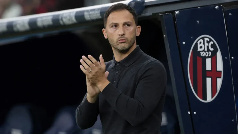 Domenico Tedesco applaudisseert naast de dug-out van Bologna.