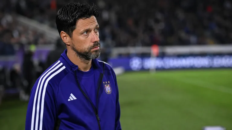 Vitor Bruno reageert langs de zijlijn na een Europese wedstrijd van Anderlecht.